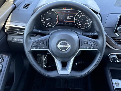 Used 2025 Nissan Altima 2.5 SV image 17