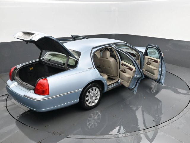 Used 2010 Lincoln Town Car Signature Limited RWD image 28