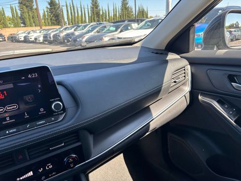 Used 2025 Nissan Rogue SV FWD image 37