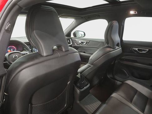 Used 2022 Volvo S60 T8 R-Design image 13