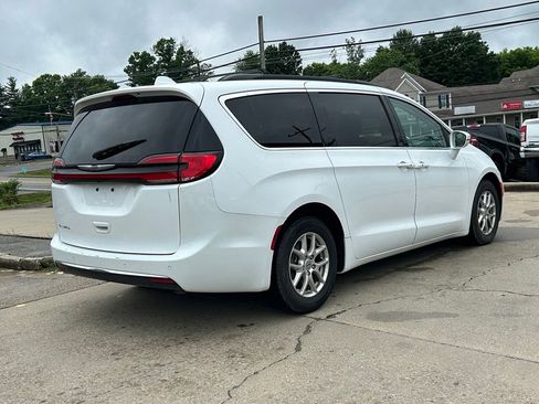 Used 2022 Chrysler Pacifica Touring-L FWD image 6