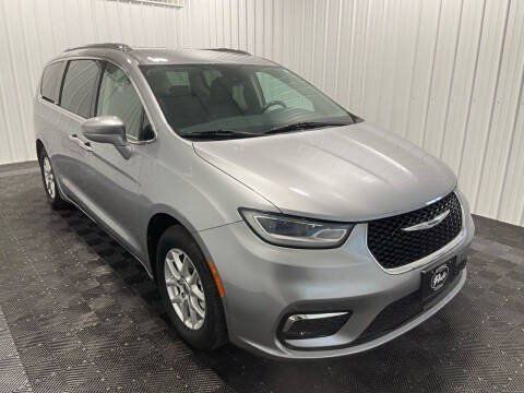 Used 2023 Chrysler Pacifica Touring-L FWD image 4