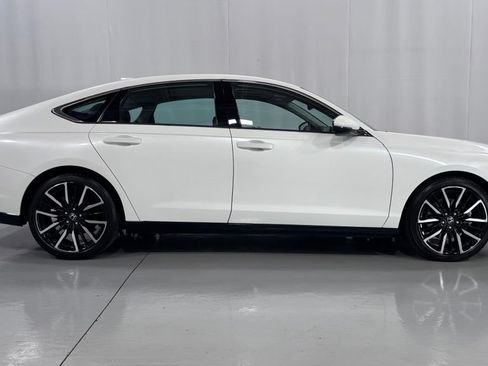 Used 2023 Honda Accord Touring image 5