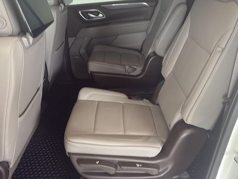 Used 2023 GMC Yukon XL SLT w/ SLT Luxury Package AWD/4WD image 7
