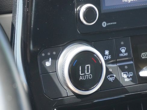Used 2021 Toyota Highlander XLE AWD/4WD image 25
