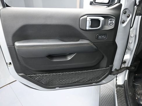 Used 2022 Jeep Gladiator Overland image 12