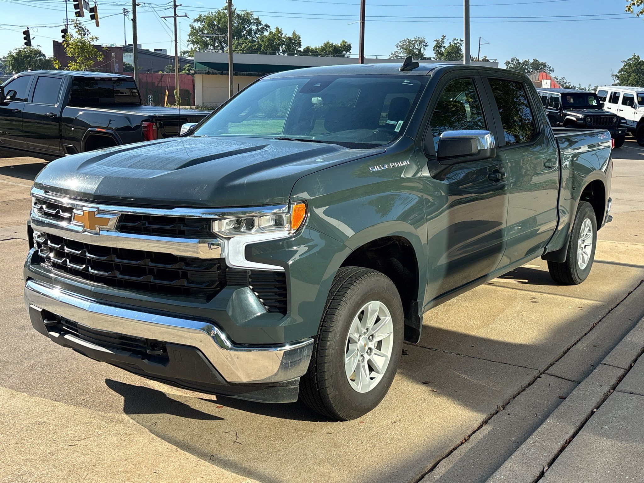 Used 2025 Chevrolet Silverado 1500 LT AWD/4WD image 4
