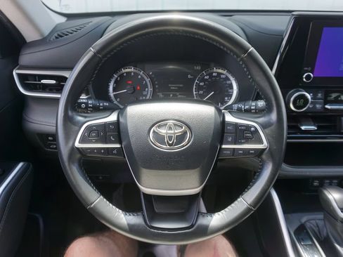 Certified 2024 Toyota Highlander LE FWD image 3