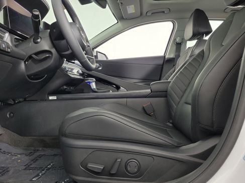 New 2025 Hyundai Elantra Limited image 25