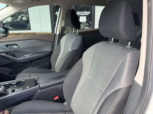 Used 2023 Nissan Rogue SV image 3