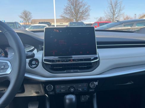 Used 2025 Jeep Compass Limited image 17