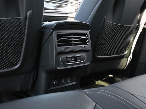 Used 2023 Audi Q8 Premium image 13