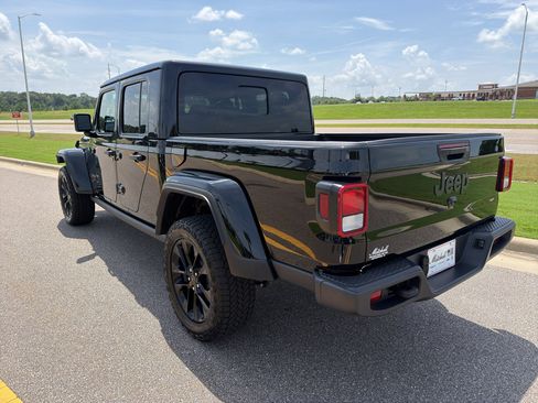 Used 2025 Jeep Gladiator Sport AWD/4WD image 8