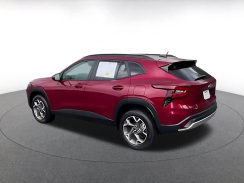 Used 2025 Chevrolet Trax LT w/ LT Convenience Package FWD image 8