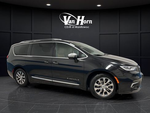Used 2023 Chrysler Pacifica Pinnacle FWD image 1