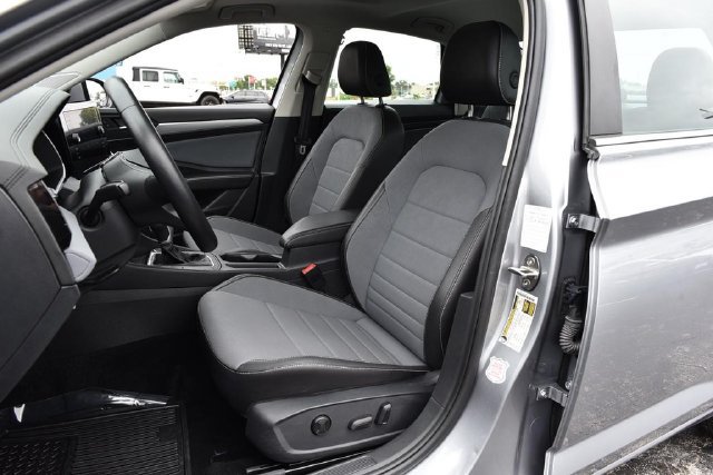 Used 2025 Volkswagen Jetta SE FWD image 20