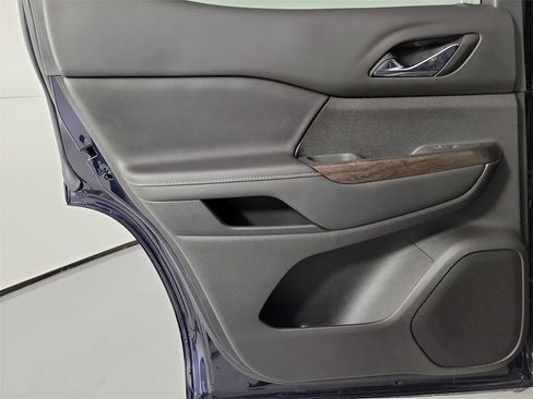 Used 2022 GMC Acadia Denali w/ Denali Ultimate Package image 12