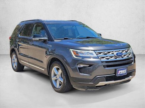 Used 2018 Ford Explorer XLT w/ Equipment Group 202A FWD image 3