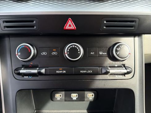 Used 2024 Kia Carnival LX image 20