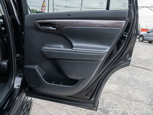 Used 2022 Toyota Highlander Platinum FWD image 14