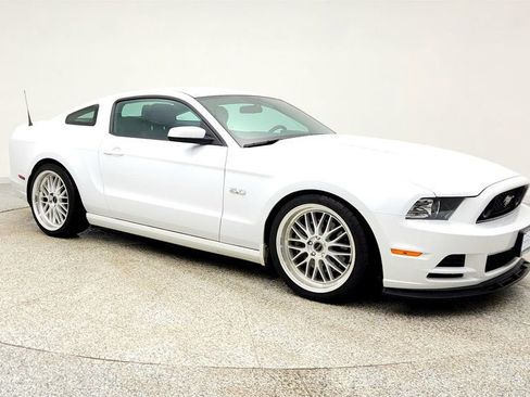 Used 2014 Ford Mustang GT image 3