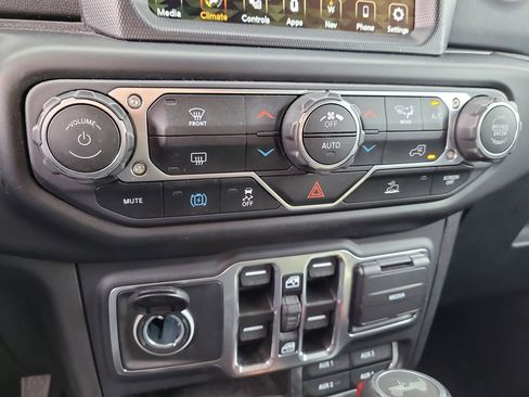 Used 2023 Jeep Wrangler Unlimited Sahara image 23