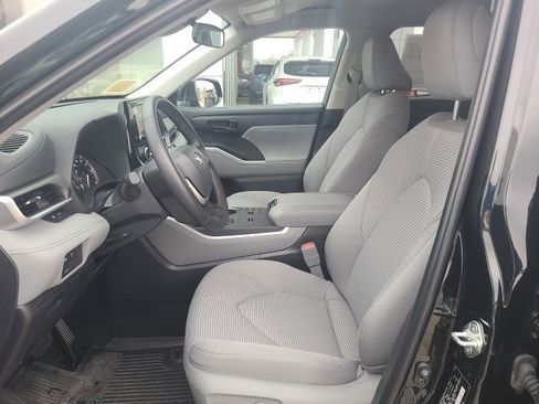 Used 2024 Toyota Highlander LE image 16