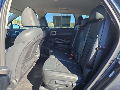 Used 2024 Kia Sorento S image 19