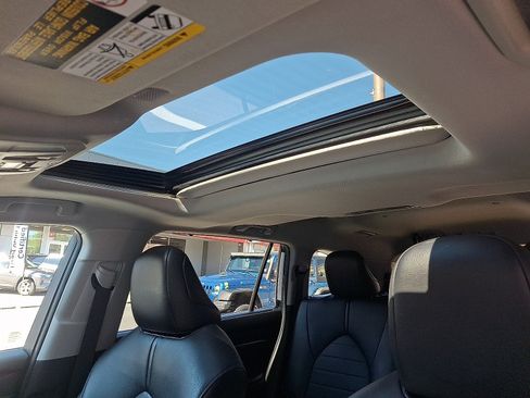 Used 2021 Toyota Highlander XLE AWD/4WD image 14