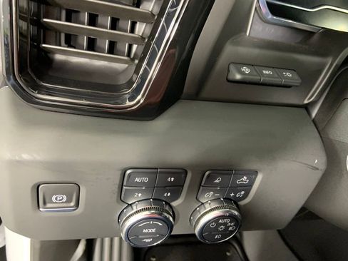 Used 2025 GMC Sierra 1500 AT4 w/ Technology Package AWD/4WD image 9