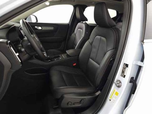 Certified 2025 Volvo XC40 B5 Core image 17