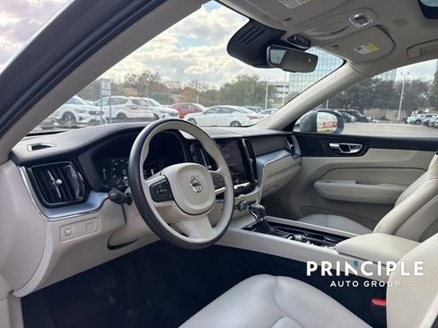 Used 2018 Volvo XC60 T6 Momentum w/ Convenience Package image 28