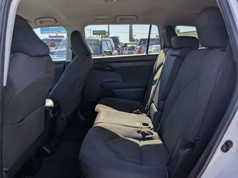 Used 2022 Toyota Highlander L FWD image 12