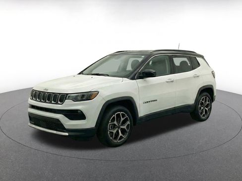 Used 2025 Jeep Compass Limited AWD/4WD image 2