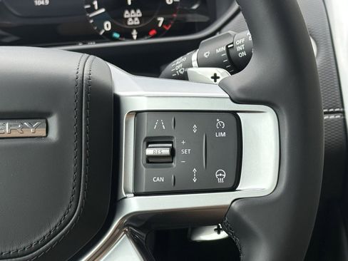 New 2025 Land Rover Discovery Dynamic SE image 19