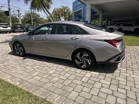 Used 2025 Hyundai Elantra SEL FWD image 32