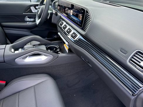 Used 2025 Mercedes-Benz GLS 450 4MATIC image 17