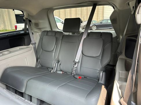 Used 2011 Volkswagen Routan SEL FWD image 12