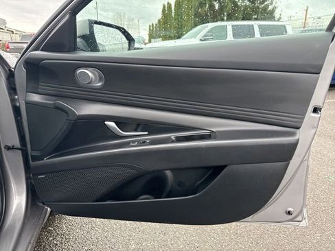 Used 2024 Hyundai Elantra Limited image 13