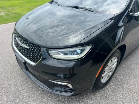 Used 2021 Chrysler Pacifica Touring-L FWD image 4