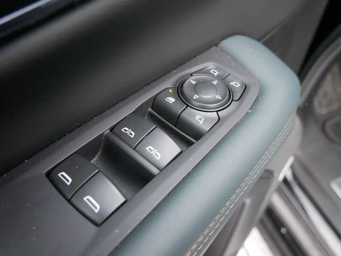 Used 2025 GMC Yukon XL AT4 image 16