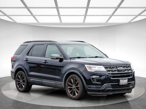 Used 2018 Ford Explorer XLT image 4