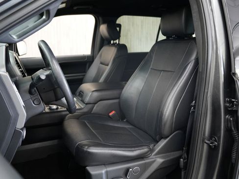 Used 2018 Ford Expedition XLT w/ Equipment Group 202A AWD/4WD image 23