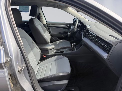 Used 2025 Volkswagen Jetta SE FWD image 17