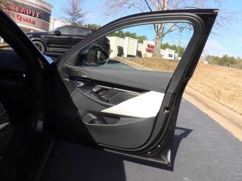 Used 2025 BMW 530i w/ Executive Package image 17