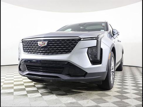 Used 2024 Cadillac XT4 Premium Luxury AWD/4WD image 2