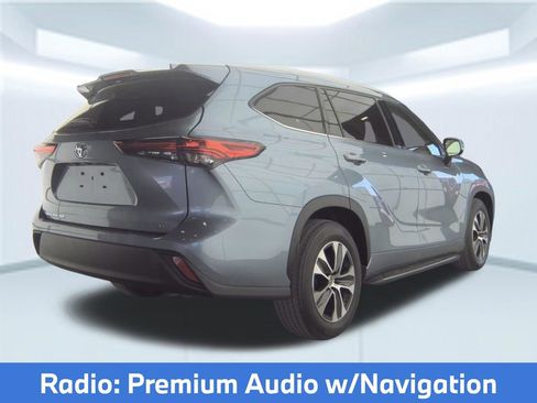 Used 2022 Toyota Highlander XLE FWD image 2