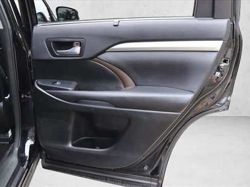 Used 2018 Toyota Highlander XLE AWD/4WD image 28
