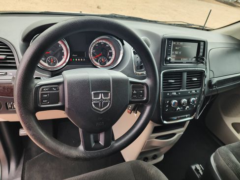 Used 2019 Dodge Grand Caravan SE w/ UConnect Hands-Free Group FWD image 2