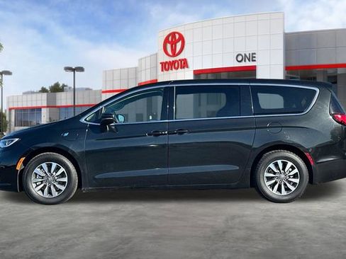 Used 2023 Chrysler Pacifica Touring-L FWD image 8